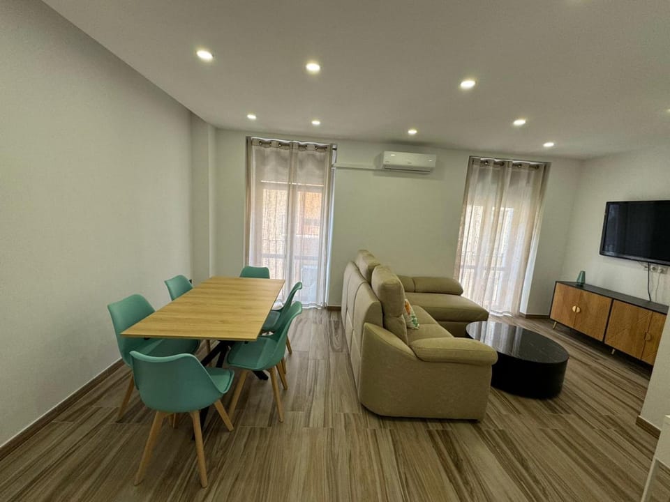 TV and multimedia, Living room, Dining area, air conditioner