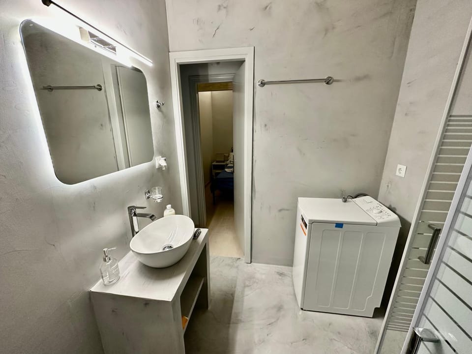 Bathroom, washing machine
