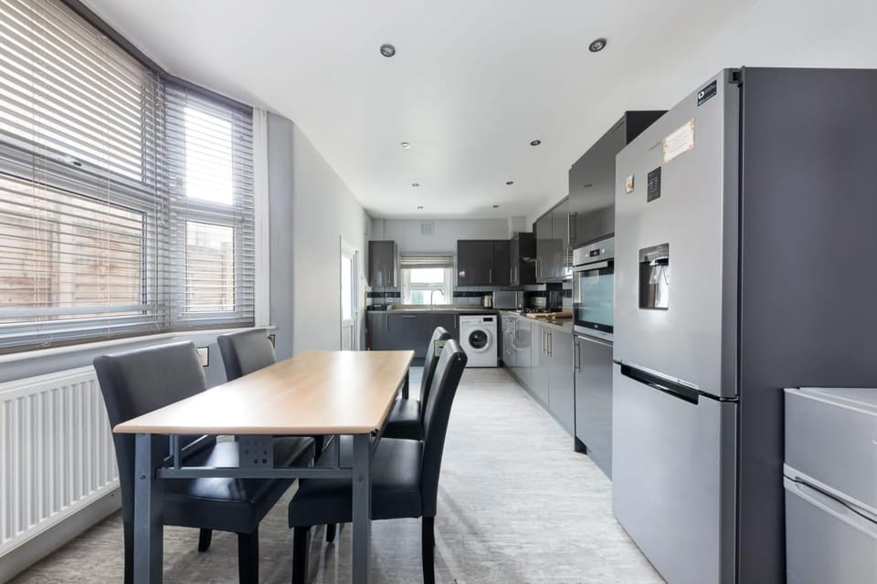 Seating area, Dining area, minibar