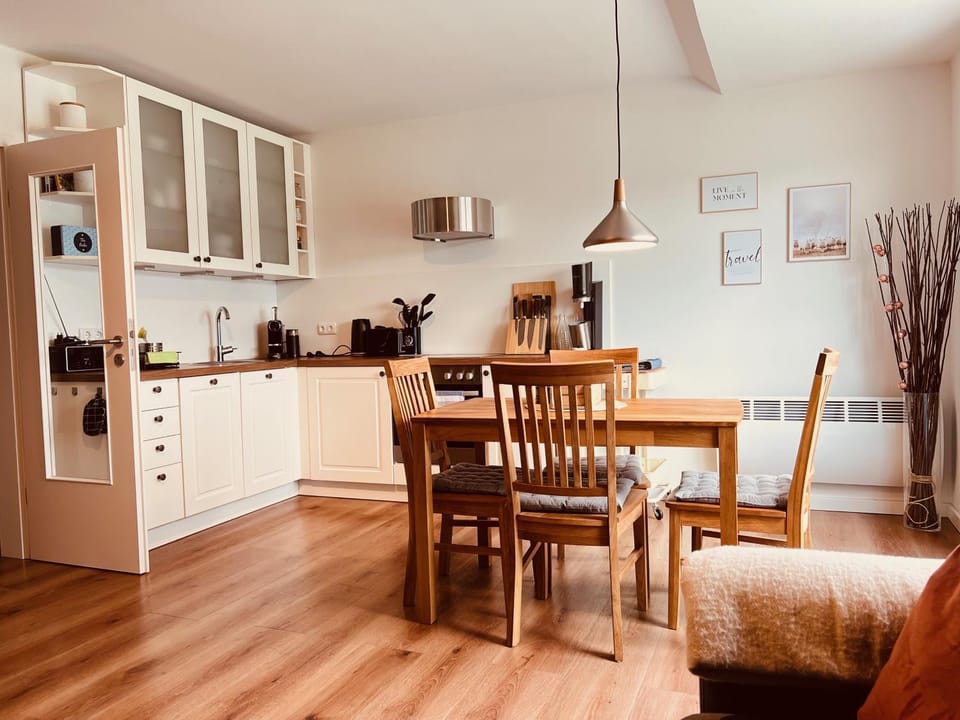 Kitchen or kitchenette, Seating area, Dining area, Food, Food, Lunch, Lunch, Dinner, Dinner, kitchen, kitchen