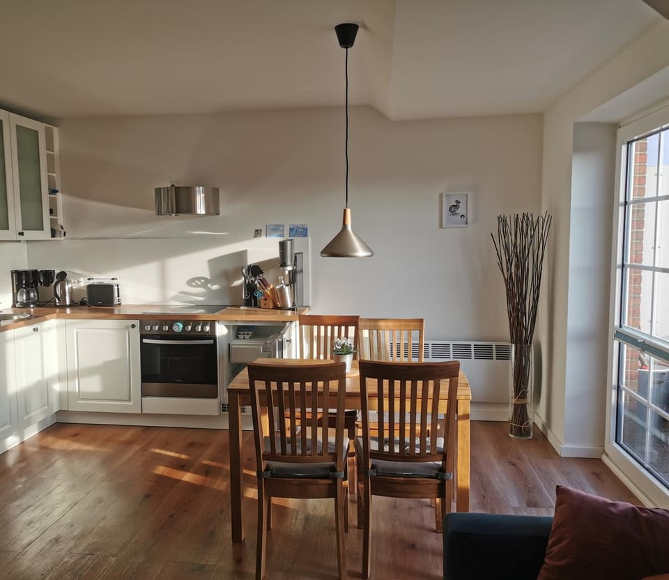 Kitchen or kitchenette, Seating area, Dining area, dishwasher, pet friendly, stove, toaster