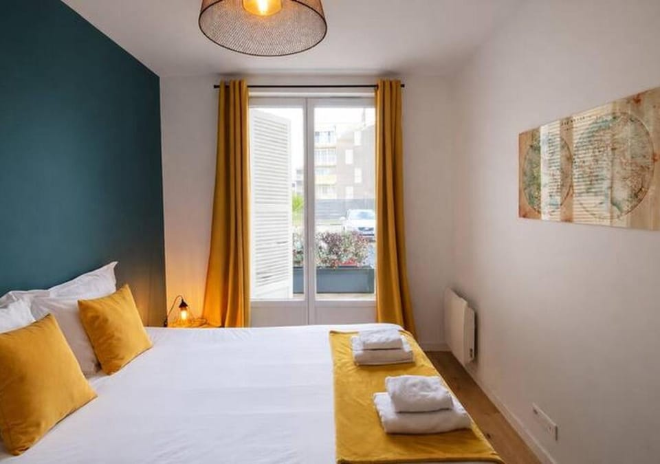 Bed, Bedroom, towels