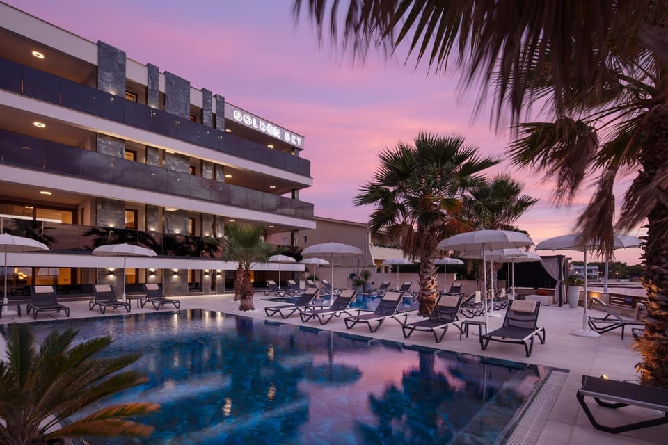 Property building, Swimming pool, sunbed