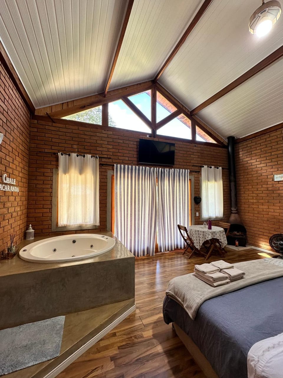Bed, Hot Tub, Bedroom, Bath, towels