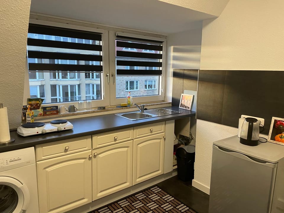 Coffee/tea facilities, Kitchen or kitchenette, stove, washing machine