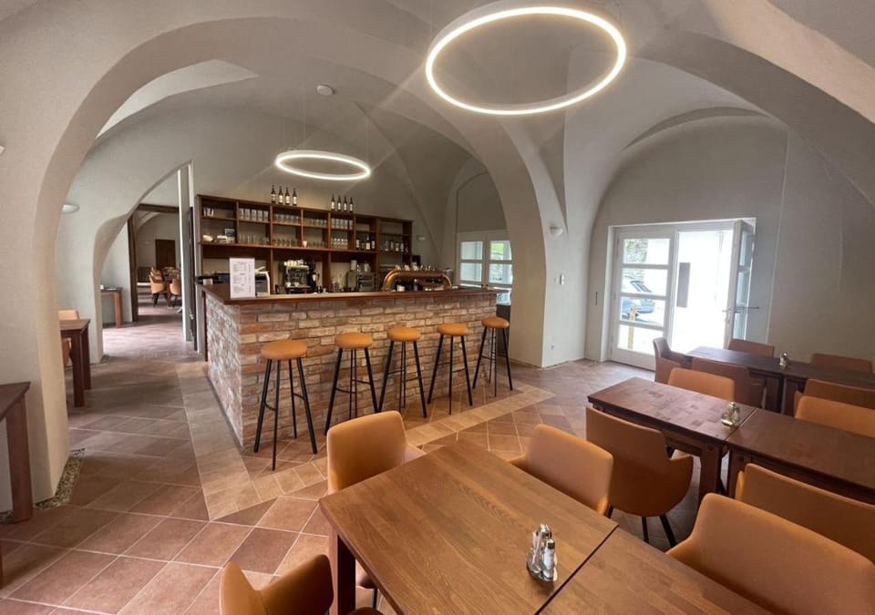Restaurant/places to eat, Lounge or bar, Banquet/Function facilities, Seating area
