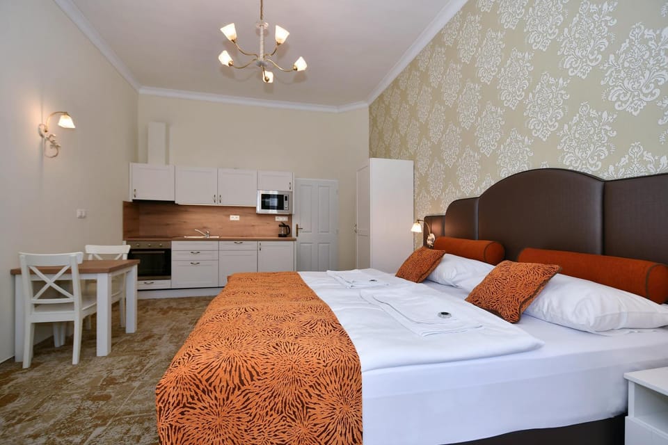 Bed, Kitchen or kitchenette, Photo of the whole room, Bedroom, microwave, oven