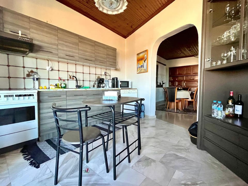 Kitchen or kitchenette, minibar, stove