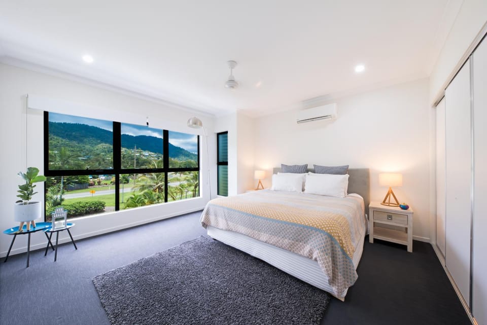 Bedroom, Mountain view