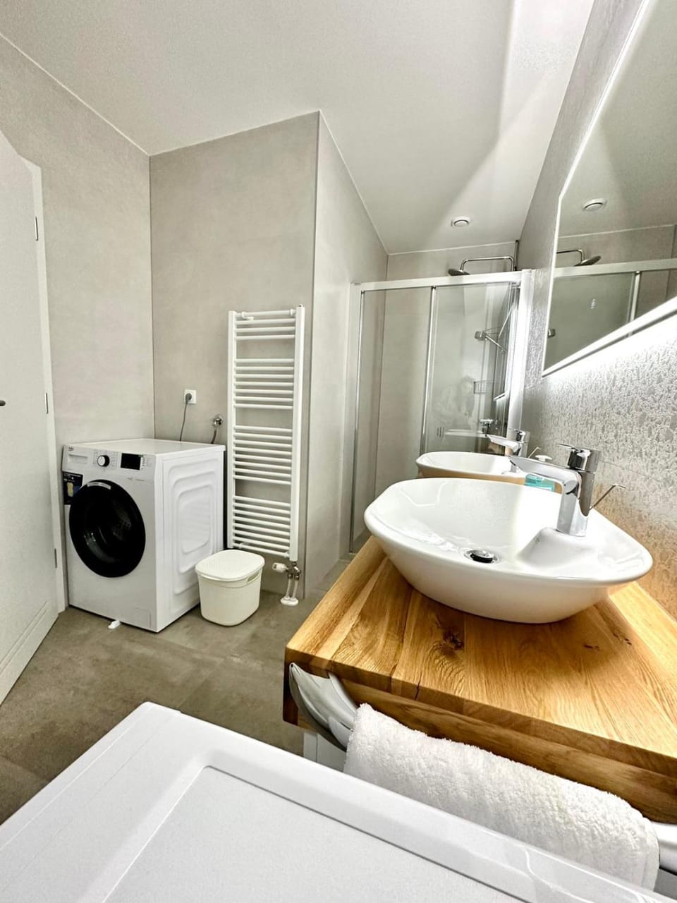 Shower, Toilet, Bathroom, towels, washing machine