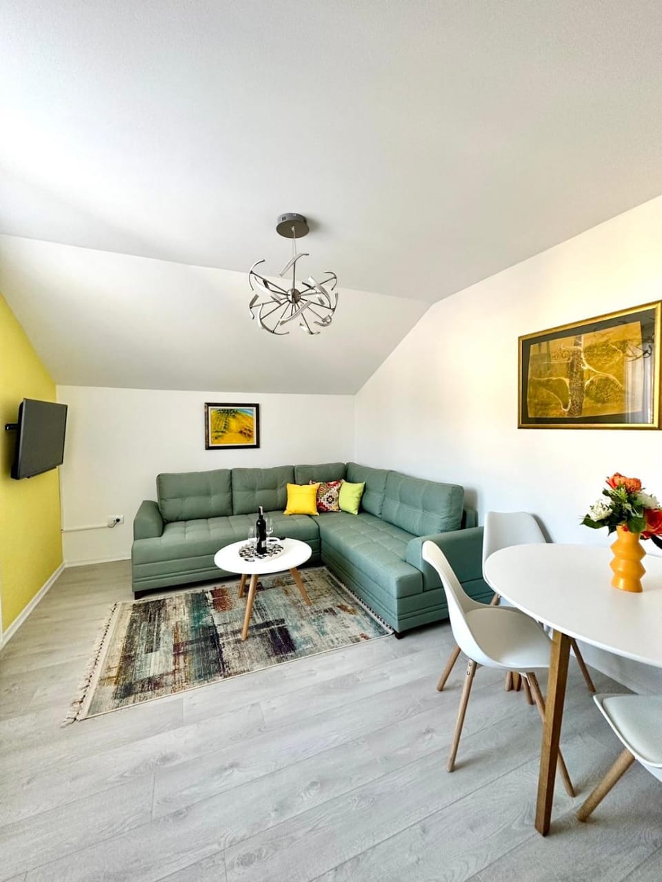TV and multimedia, Living room, Seating area, Dining area