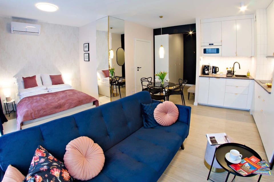 Bed, Kitchen or kitchenette, Living room, Seating area, Bedroom, minibar