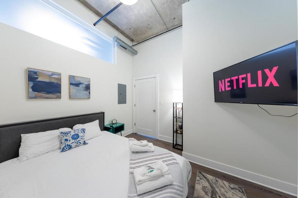McCormick Place 2BR Suite with Patio, Skyline View and Optional Parking Sleeps 6 Near Soldier Field and Grant Park Apartment in South Loop
