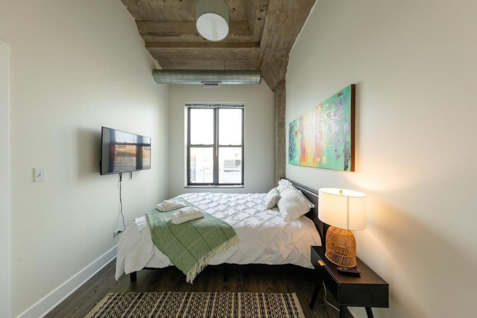 McCormick Place 2BR Suite with Patio, Skyline View and Optional Parking Sleeps 6 Near Soldier Field and Grant Park Apartment in South Loop