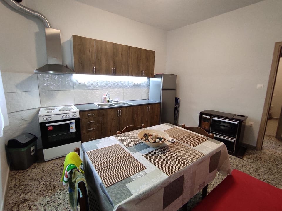 Kitchen or kitchenette, Dining area, pet friendly, stove, kitchen