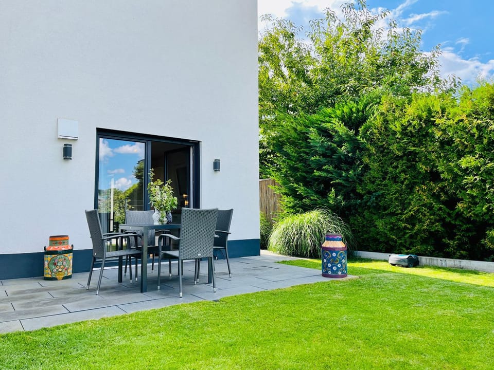 Property building, Spring, Garden, Garden, Balcony/Terrace, Seating area, Dining area, Garden view