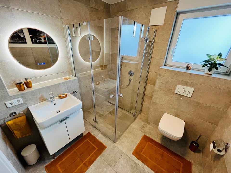 Shower, Toilet, Bathroom, towels