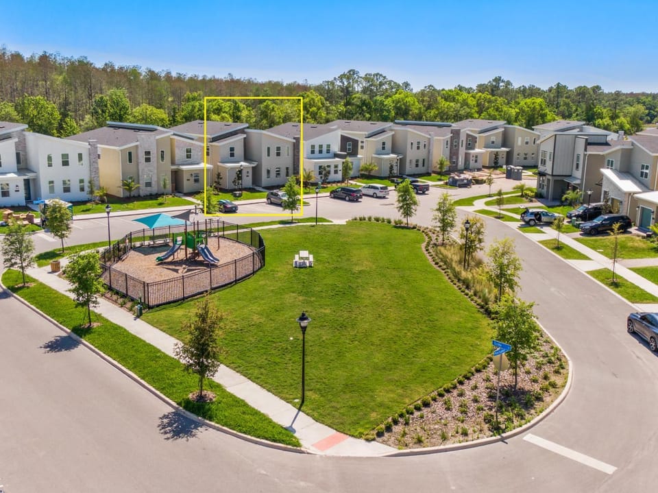 Property building, Neighbourhood, Bird's eye view, Street view, Location, Inner courtyard view, Parking