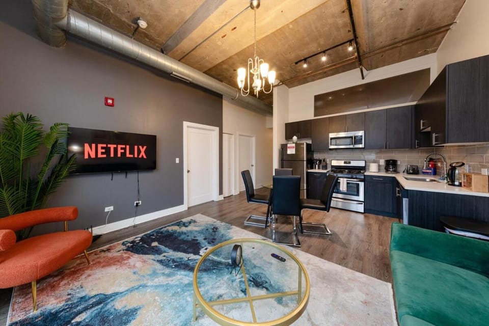 Modern South Loop 2BR Apartment with View of Skyline Patio and Gym Access Near McCormick Place Convention Center & Museum Campus Apartment in South Loop