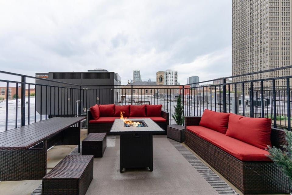 Modern South Loop 2BR Apartment with View of Skyline Patio and Gym Access Near McCormick Place Convention Center & Museum Campus Apartment in South Loop