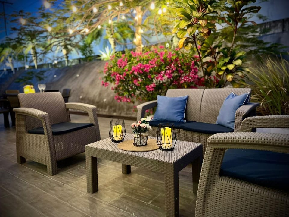 Patio, Garden, Food and drinks, Seating area, Garden view, Drinks