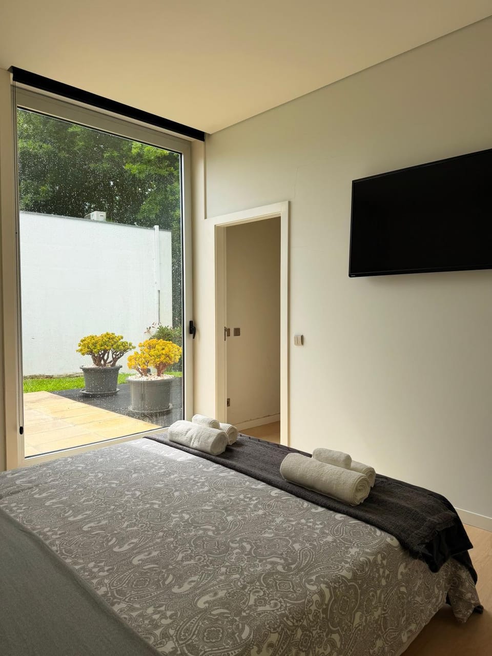 Bed, TV and multimedia, Photo of the whole room, Bedroom