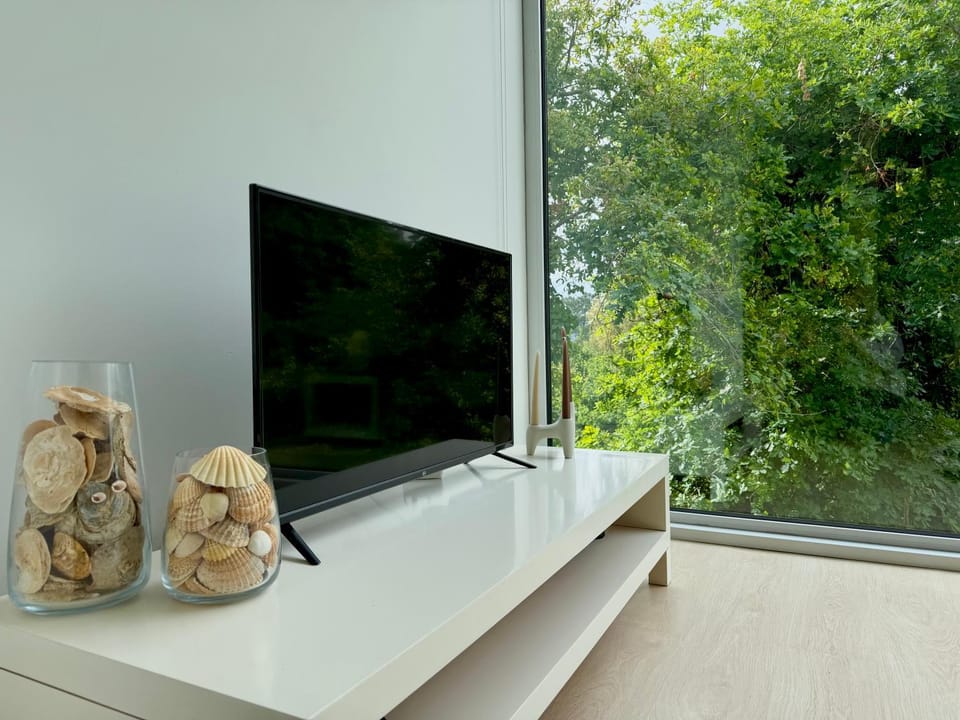 Communal lounge/ TV room, Day, Natural landscape, Garden, TV and multimedia, Evening entertainment, Garden view