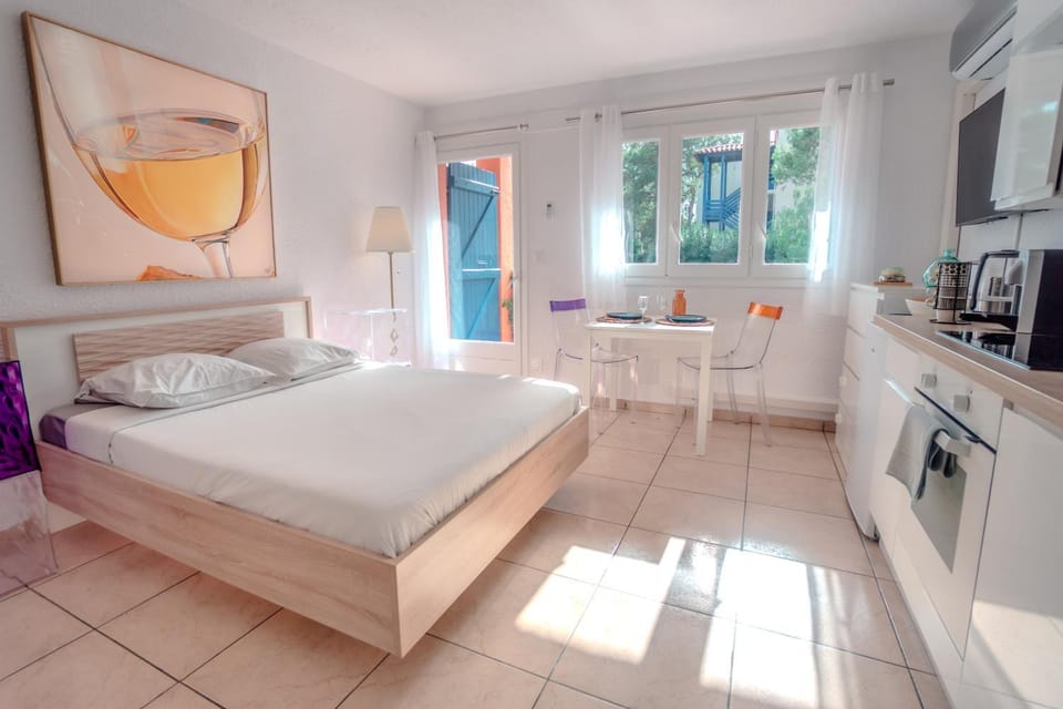 Bed, Decorative detail, Bedroom