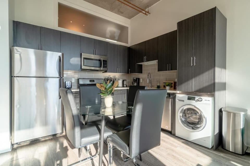 Spacious 2BR Vacation Rental with City View, Optional Parking and Gym Near McCormick Place & Downtown Chicago Attractions Apartment in South Loop
