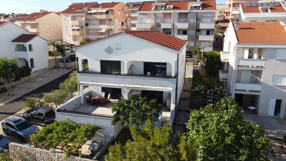 Property building, Day, Neighbourhood, Location, Parking