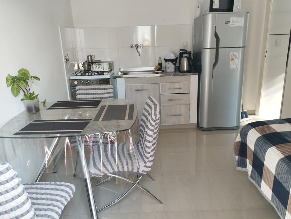 Kitchen or kitchenette, Living room, Dining area, minibar, stove, toaster