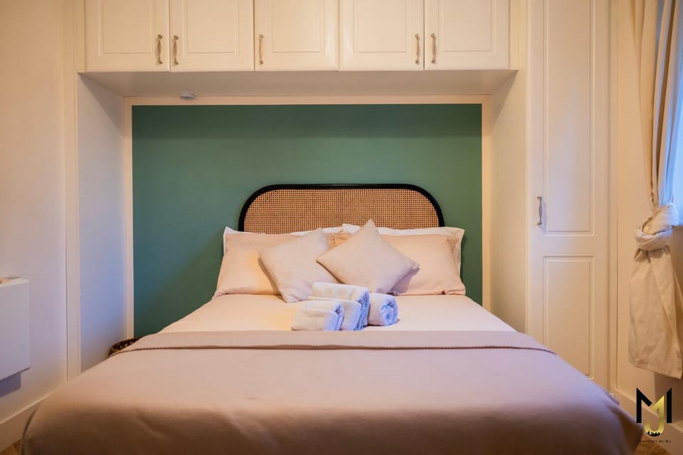 Bedroom, towels