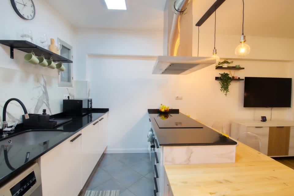 TV and multimedia, Kitchen or kitchenette, minibar, oven, stove, toaster, kitchen