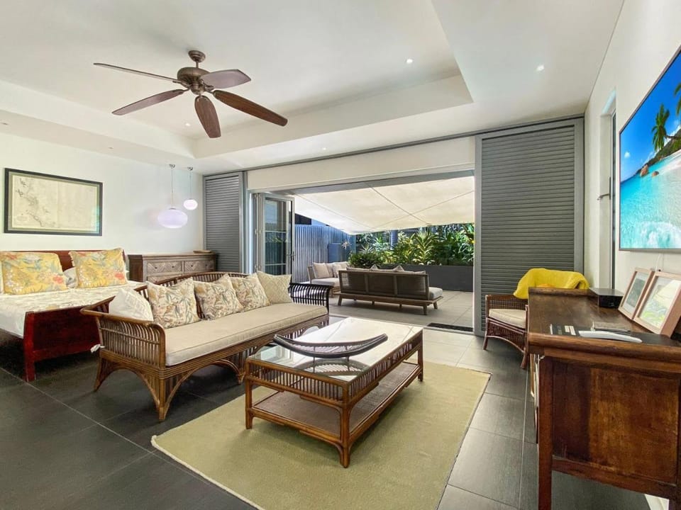 Essence Beachfront Retreat House in Horseshoe Bay