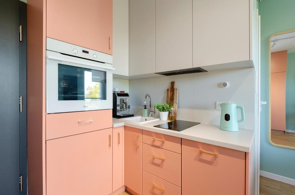 Kitchen or kitchenette, minibar, stove