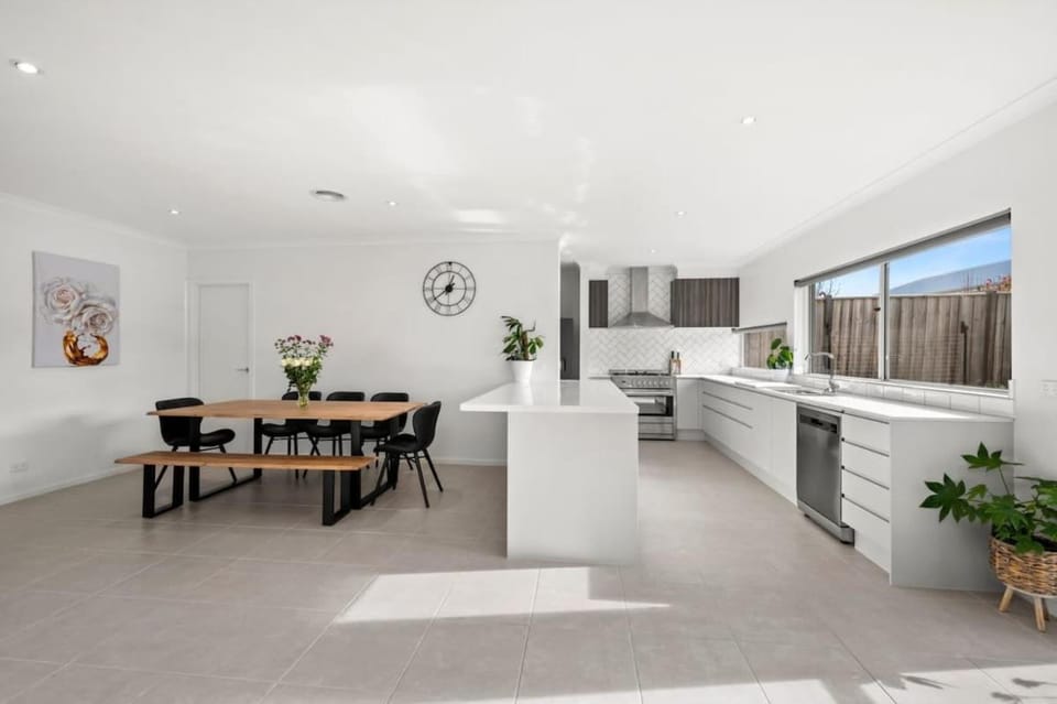 Kitchen or kitchenette, Seating area, Dining area, oven