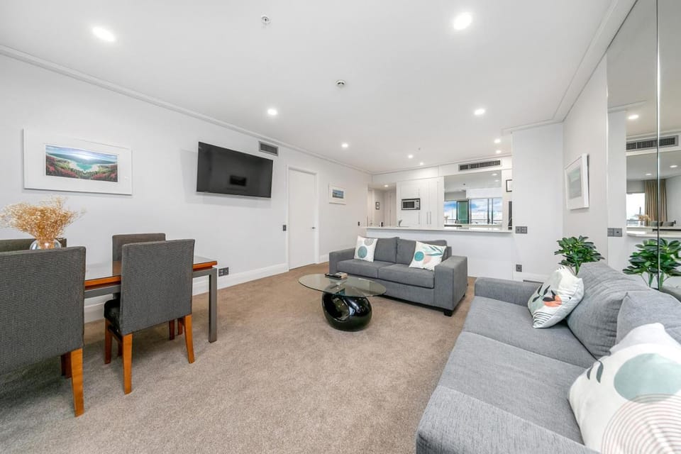 TV and multimedia, Kitchen or kitchenette, Living room, Seating area, Dining area