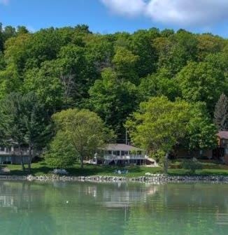 Big Glen Lakefront in Glen Arbor House in Glen Lake