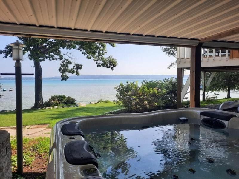 Big Glen Lakefront in Glen Arbor House in Glen Lake
