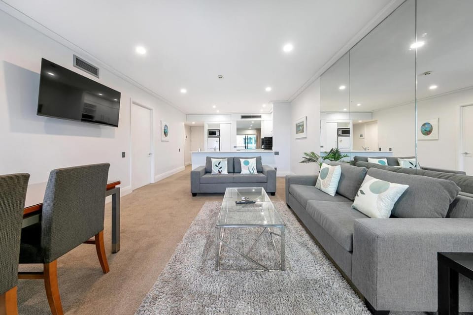 TV and multimedia, Kitchen or kitchenette, Living room, Seating area, Dining area