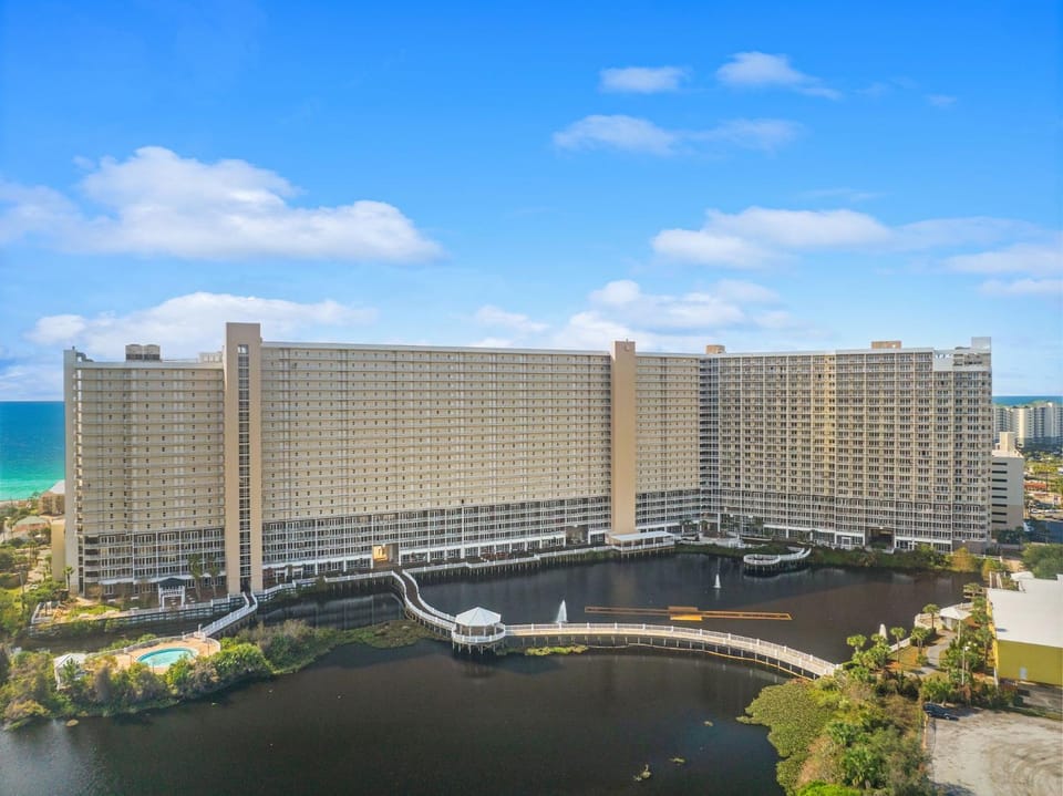 Property building, Bird's eye view, Lake view, Swimming pool