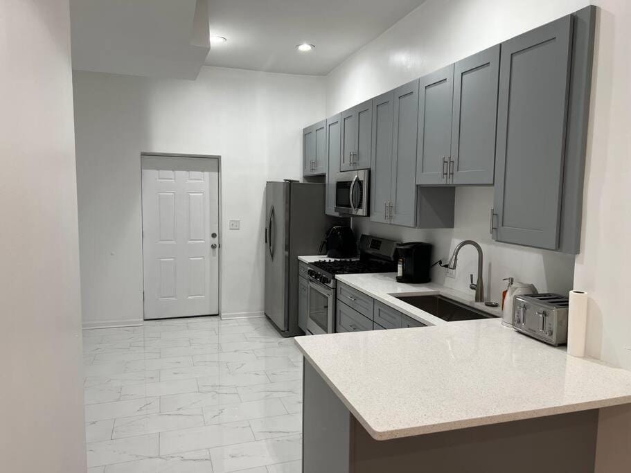 Adorable 2 bedroom with free street parking Apartment in Chicago