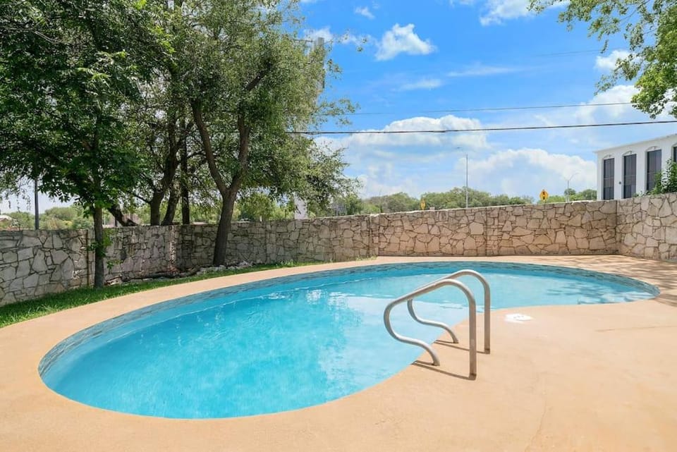Spacious Pool Game Room Home Central SA House in San Antonio
