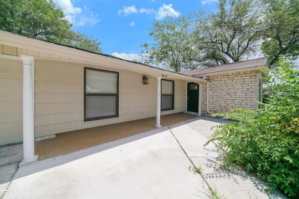 Spacious Pool Game Room Home Central SA House in San Antonio