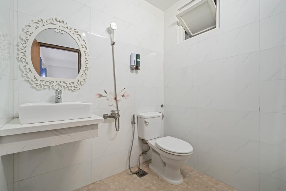 Shower, Toilet, Bathroom, bidet, towels