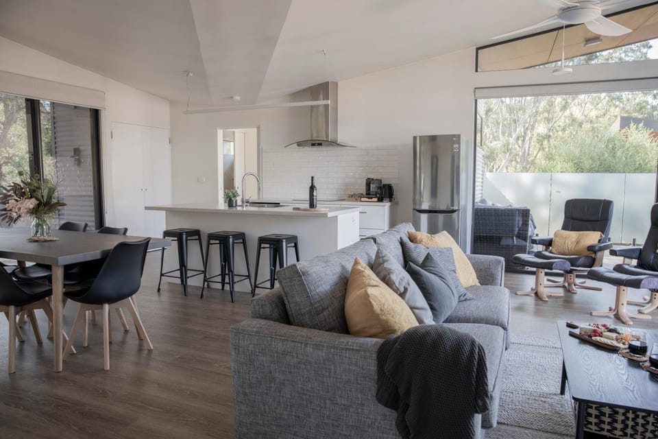 Kitchen or kitchenette, Living room, Seating area, Dining area