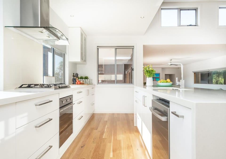 Kitchen or kitchenette, dishwasher, stove