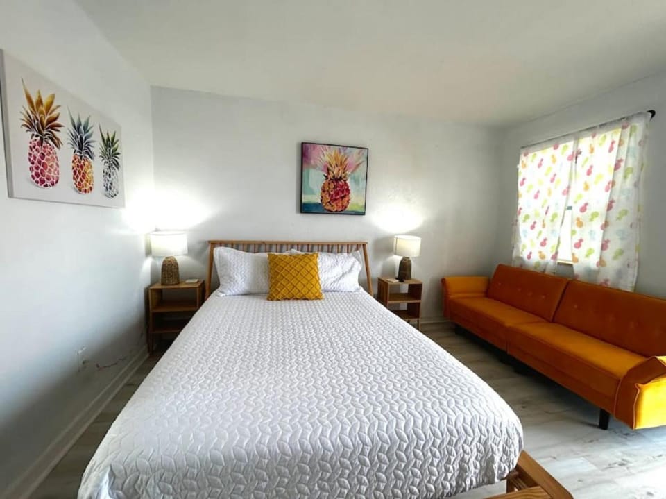 Pineapple Shores Retro Inn 6 Apartment in Daytona Beach Shores