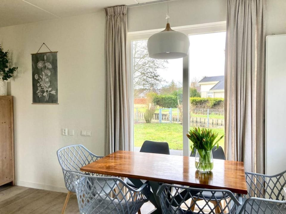Dining area, kitchen