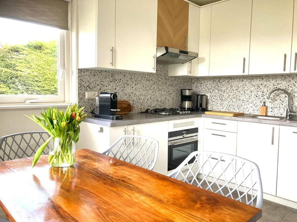 Coffee/tea facilities, Dining area, dishwasher, stove, toaster, kitchen